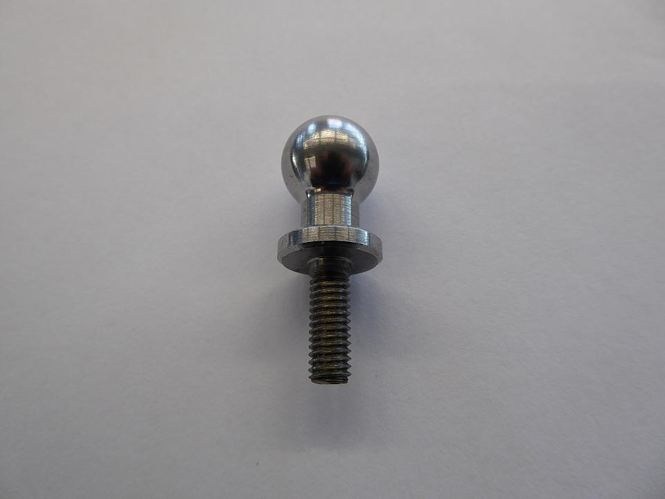 Griff zu Werkzeuglade im Oldtimer Traktor Ersatzteile Shop online kaufen