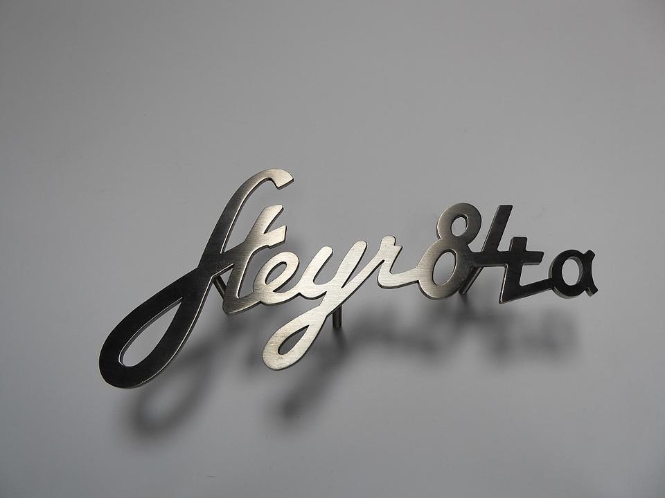 Schriftzug Steyr 84a im Oldtimer Traktor Ersatzteile Shop online kaufen