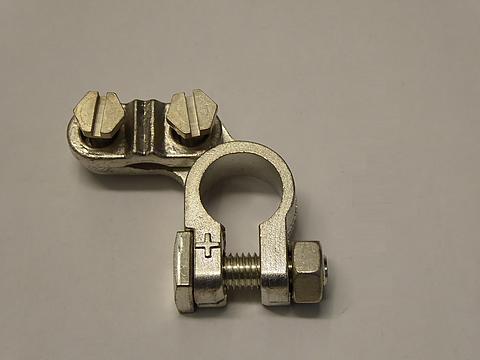 Batteriepolklemme Pluspol im Oldtimer Traktor Ersatzteile Shop online kaufen