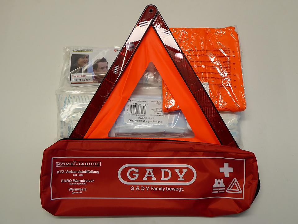 Verbandstasche im Oldtimer Traktor Ersatzteile Shop online kaufen