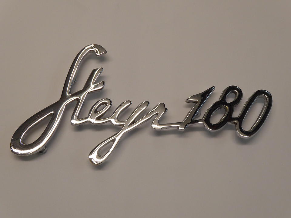 Schriftzug Steyr 180 im Oldtimer Traktor Ersatzteile Shop online kaufen