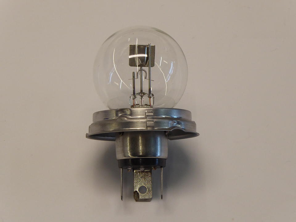Scheinwerferbirne im Oldtimer Traktor Ersatzteile Shop online kaufen