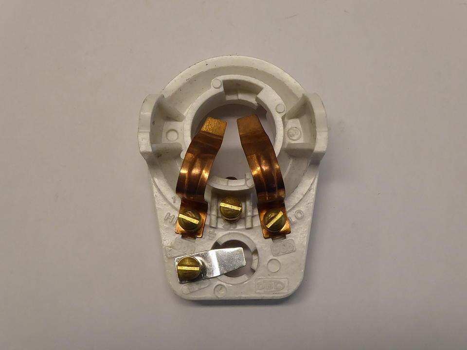 Lampenfassung im Oldtimer Traktor Ersatzteile Shop online kaufen