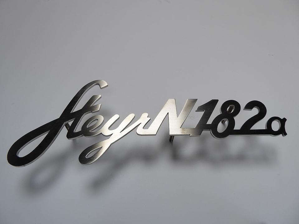 Schriftzug Steyr N182a im Oldtimer Traktor Ersatzteile Shop online kaufen